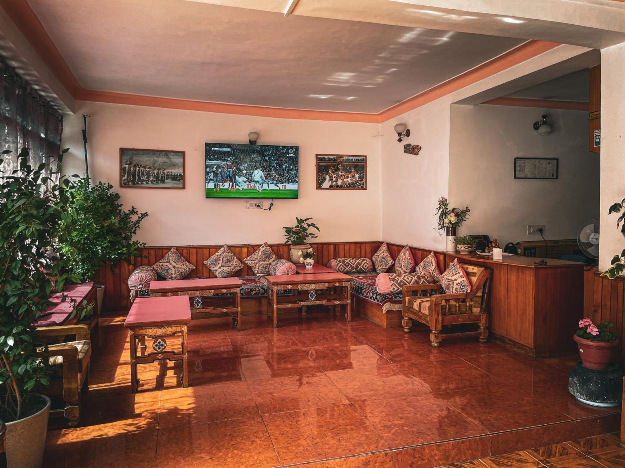 Hotel Shaynam 레 외부 사진